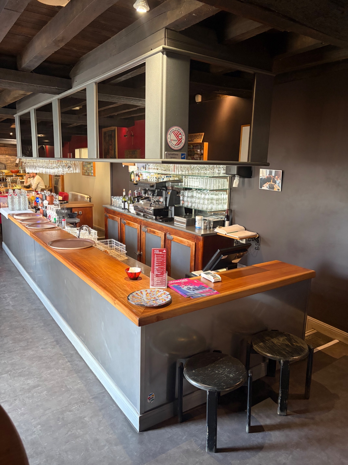 Le comptoir du bar de La Petite Venise, ses verres alignés et sa machine à café